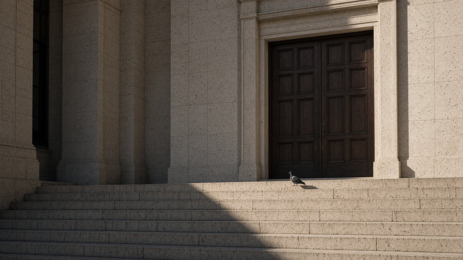 Scalinata di un palazzo di giustizia all’alba, porta chiusa