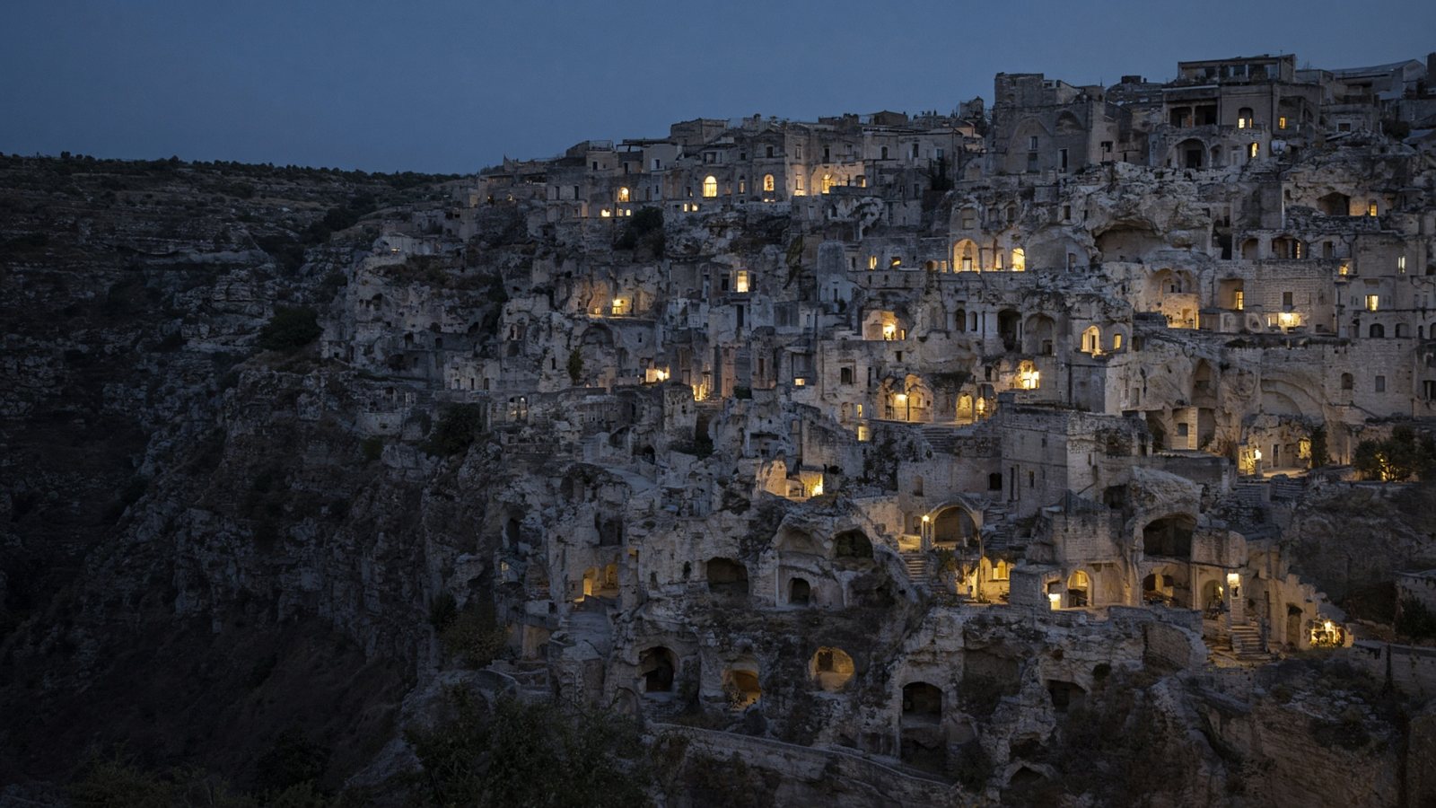 I Sassi di Matera all’imbrunire, con le case scavate nella pietra