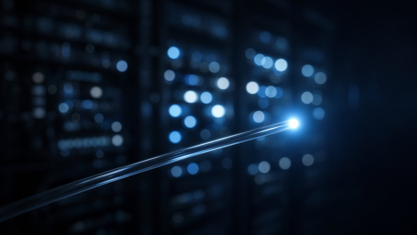 Fibra ottica accesa davanti a una sala server