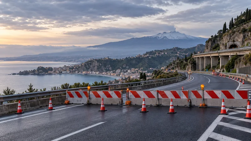 Autostrada costiera siciliana con segnaletica di chiusura temporanea