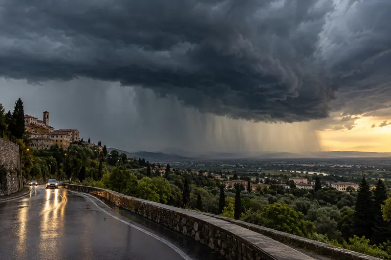 Scena editoriale contestuale generata con IA di un temporale su tetti e cipressi di un centro italiano, con pioggia e un fulmine lontano; non documentaria.