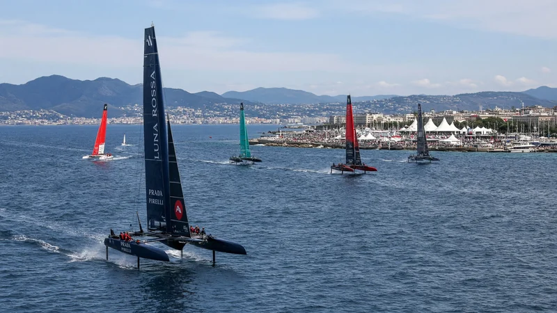 Luna Rossa e flotta America’s Cup nel Golfo di Napoli; illustrazione editoriale IA non documentaria.