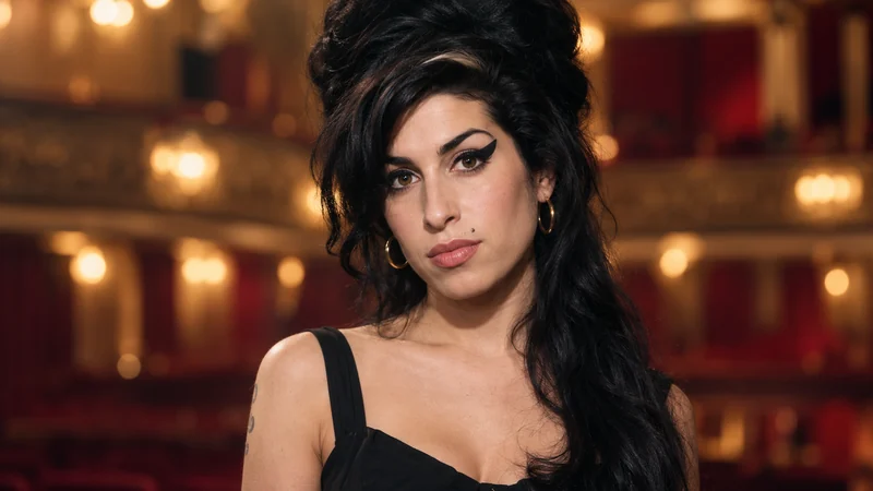 Somiglianza sintetica editoriale di Amy Winehouse in posa neutra, non fotografia di un musical o di una sua interprete.