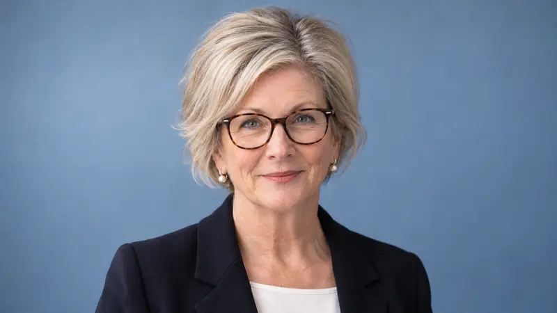 Ritratto editoriale IA neutrale della deputata australiana Helen Haines su sfondo istituzionale; non è una fotografia documentaria.