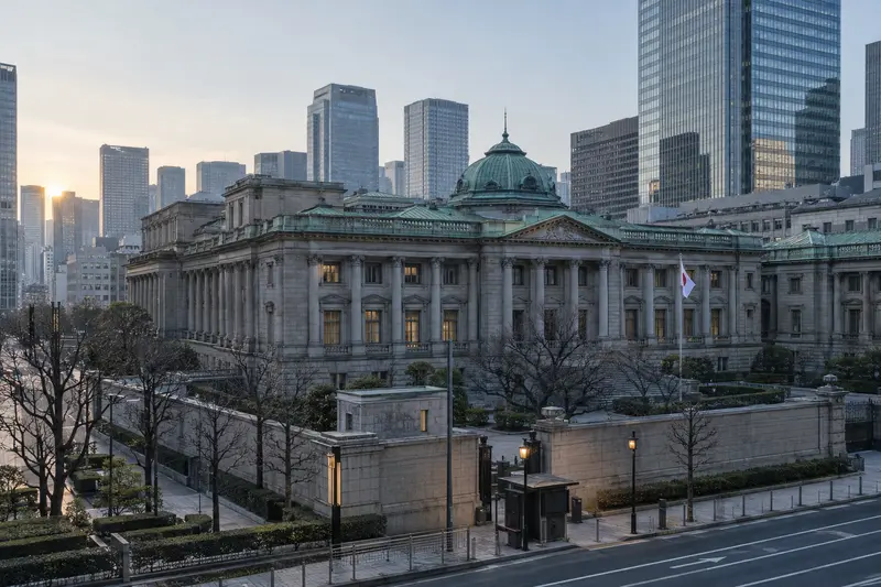 Scena editoriale contestuale generata con IA del governatore della Banca del Giappone Kazuo Ueda davanti alla sede di Tokyo; somiglianza sintetica, non fotografia documentaria.