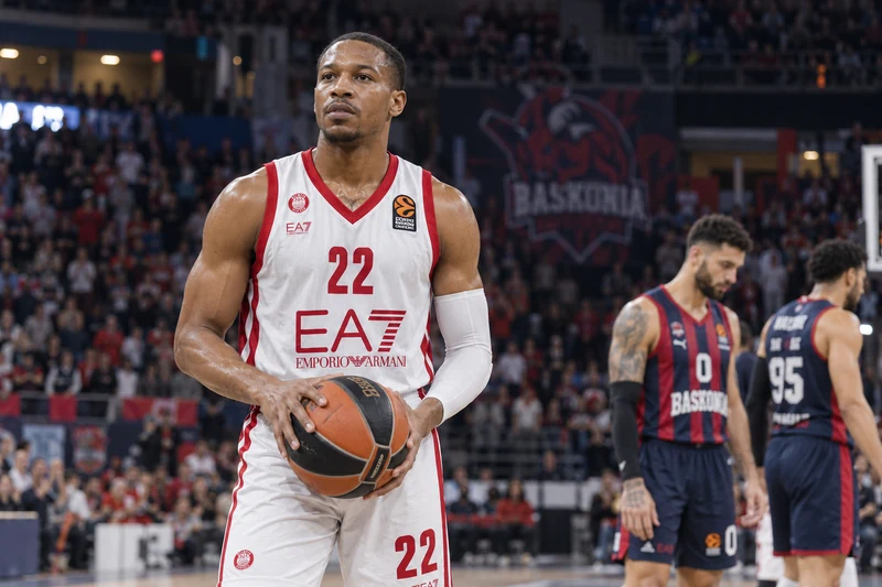 Illustrazione IA di Devon Hall in canotta Olimpia Milano sul parquet di Vitoria.