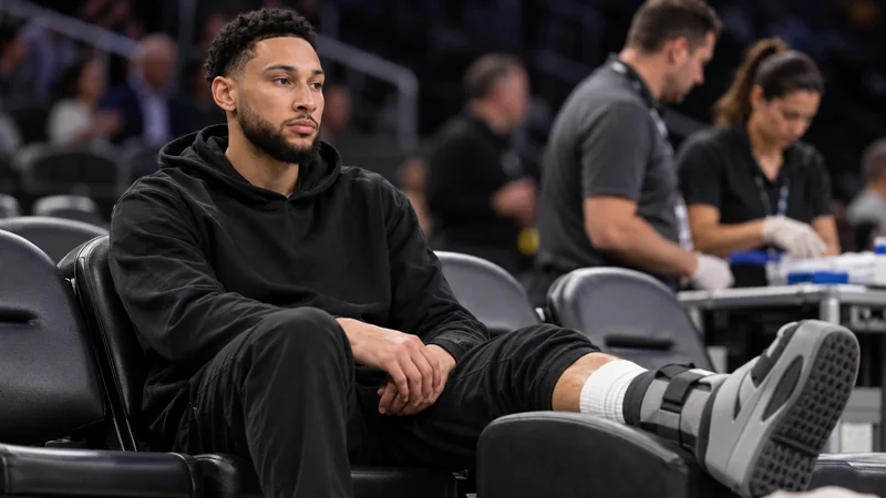 Ritratto editoriale IA neutrale di Ben Simmons a bordo campo con la gamba destra immobilizzata.