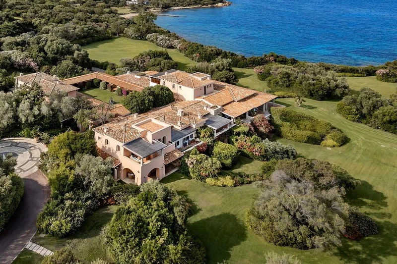 Villa Certosa in Sardegna; illustrazione editoriale IA non documentaria.