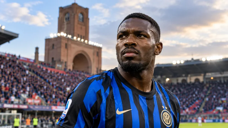 Illustrazione editoriale IA di un calciatore dell’Inter in maglia nerazzurra nell’atmosfera del Dall’Ara, non fotografia di Bologna-Inter.