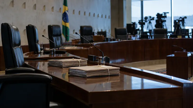 Illustrazione editoriale IA fotorealistica di un’aula del tribunale elettorale brasiliano prima di un’udienza.