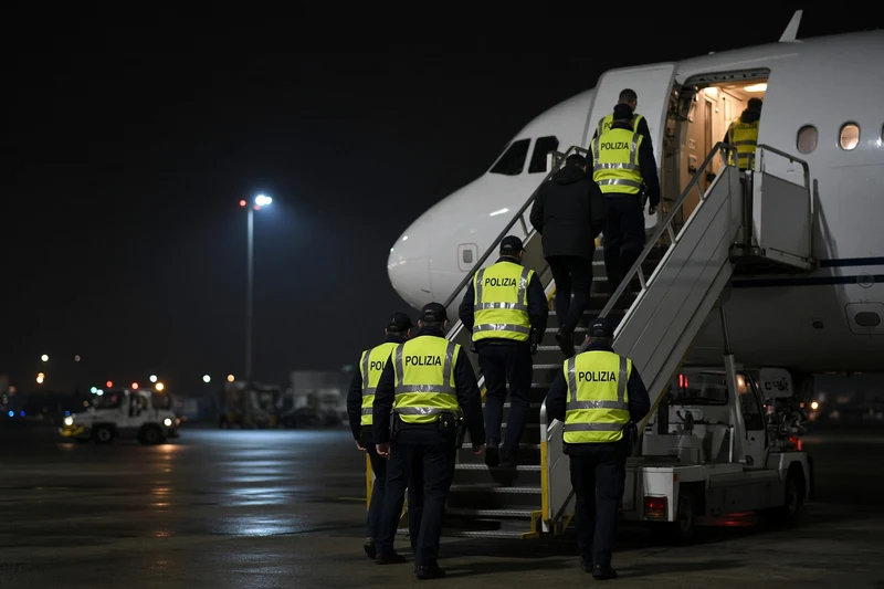 Polizia imbarca una persona su scalinata aereo di notte; illustrazione editoriale IA non documentaria.