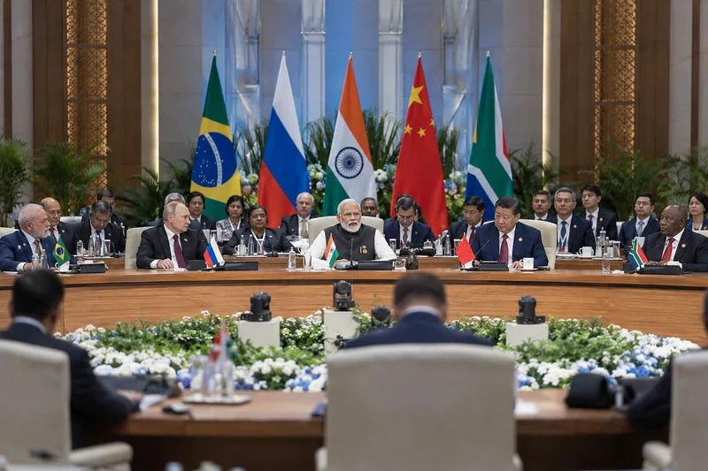 Scena editoriale contestuale ordinaria generata con IA di Narendra Modi durante il vertice BRICS a New Delhi