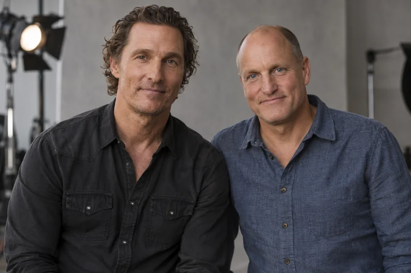 Ritratto editoriale IA di Matthew McConaughey e Woody Harrelson; non è un fotogramma della serie.