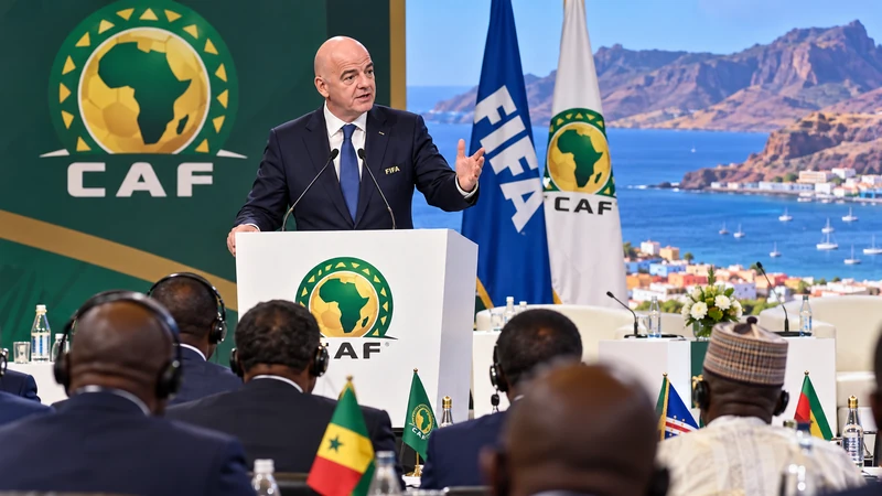 Illustrazione editoriale IA ultrarealistica di Gianni Infantino alla conferenza strategica CAF a Capo Verde; scena non documentaria.
