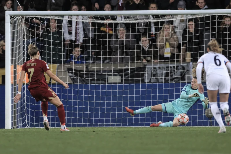 Foto d'archivio di un'azione della partita di Women's Champions League tra Leuven e Roma, con la portiera avversaria che devia il pallone verso la traversa.