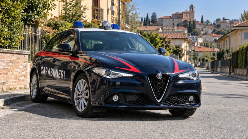 Illustrazione editoriale IA sobria di un'auto dei Carabinieri nel Torinese, senza persone, targhe o ricostruzione delle violenze.