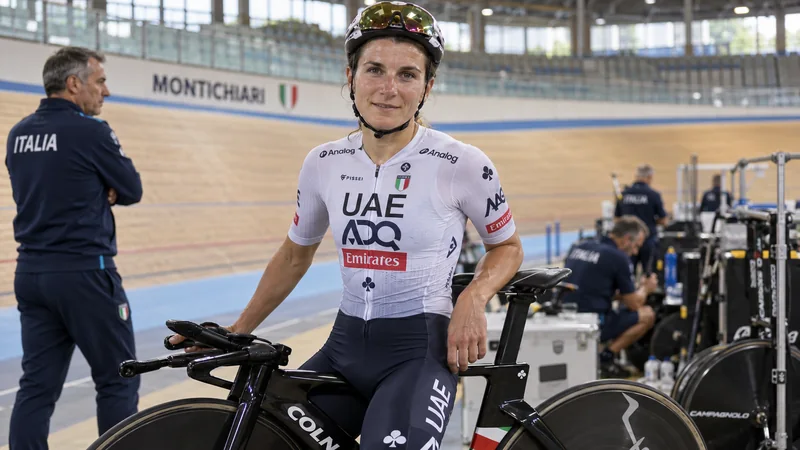 Somiglianza sintetica editoriale di Elisa Longo Borghini con bicicletta da cronometro al velodromo di Montichiari; immagine non documentaria.