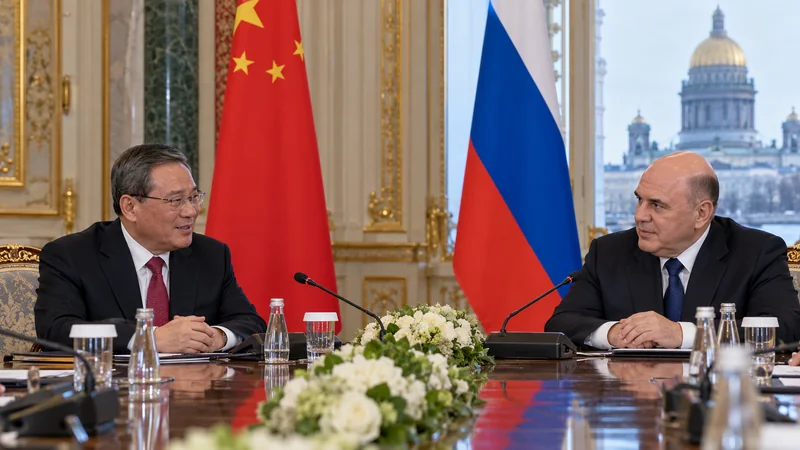 Illustrazione editoriale IA con Li Qiang e Mikhail Mishustin in una riunione bilaterale; scena non documentaria.