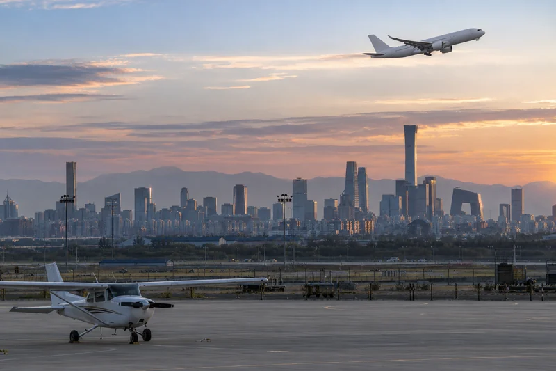 Scena editoriale contestuale generata con IA: spazio aereo controllato sopra Pechino con un volo commerciale autorizzato; non è una fotografia documentaria.