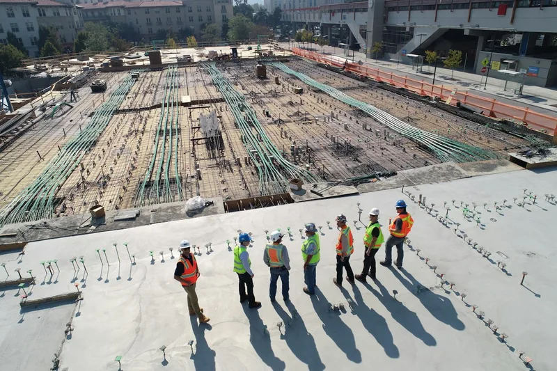 Illustrazione editoriale IA di lavori di consolidamento di un versante fluviale in un'area collinare italiana; scena non documentaria.