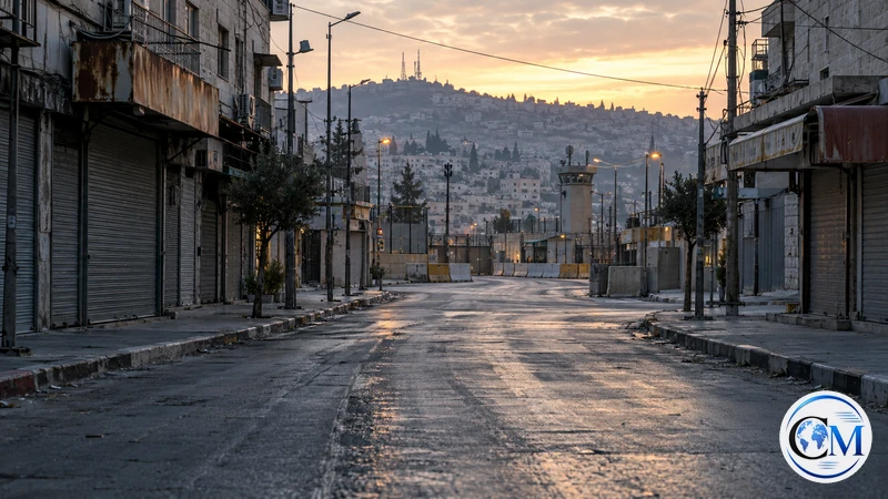 Illustrazione editoriale IA di una strada vuota con checkpoint in Cisgiordania all’alba, senza persone o scontri; non è una fotografia documentaria.