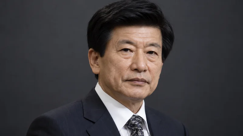 Ritratto editoriale IA neutrale di Jung Myung-seok in un contesto giudiziario non documentario.