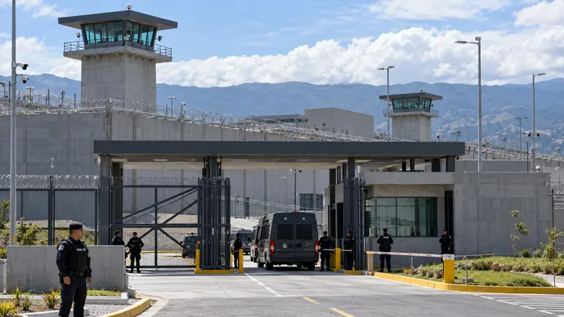 Esterno del nuovo carcere Cacco in Costa Rica con mura, torri di controllo e agenti in servizio