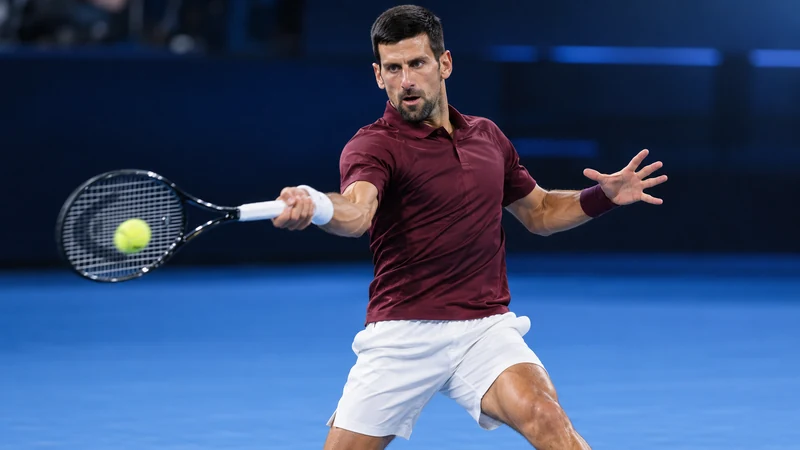 Illustrazione editoriale IA di Novak Djokovic durante un diritto su un campo in cemento blu; scena sportiva non documentaria.