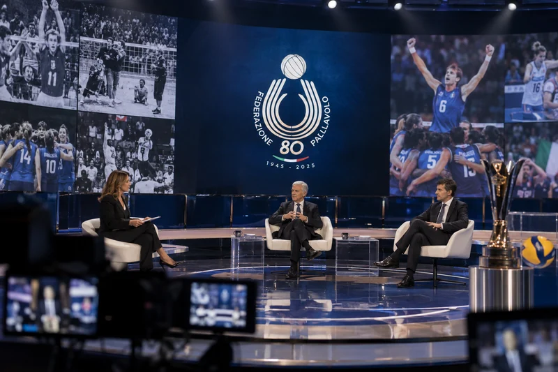 Illustrazione editoriale IA di uno studio televisivo dedicato al docufilm sugli 80 anni della FIPAV; scena non documentaria.