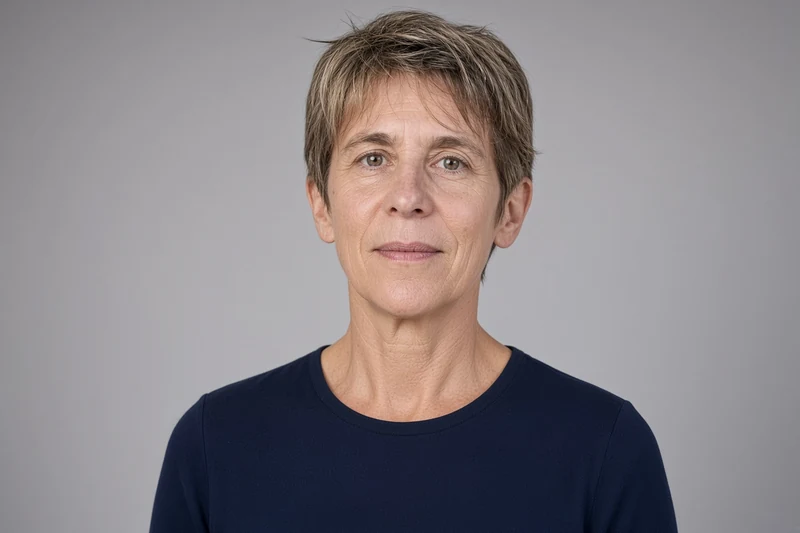 Ritratto editoriale neutrale di Elena Pero, commentatrice di Sky Sport, isolata su sfondo da studio
