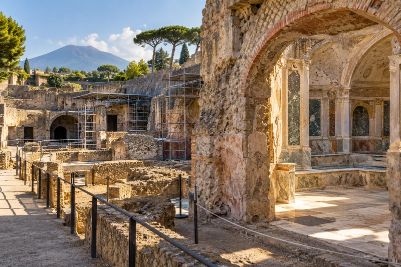 Illustrazione IA delle rovine termali di Ercolano durante un restauro.