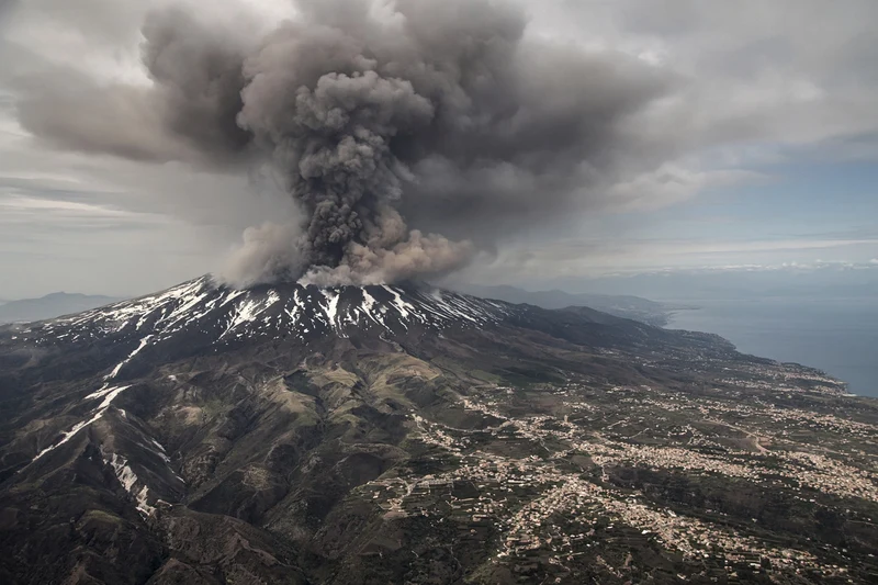 Plume di cenere sull’Etna visto dall’alto; illustrazione editoriale IA non documentaria.