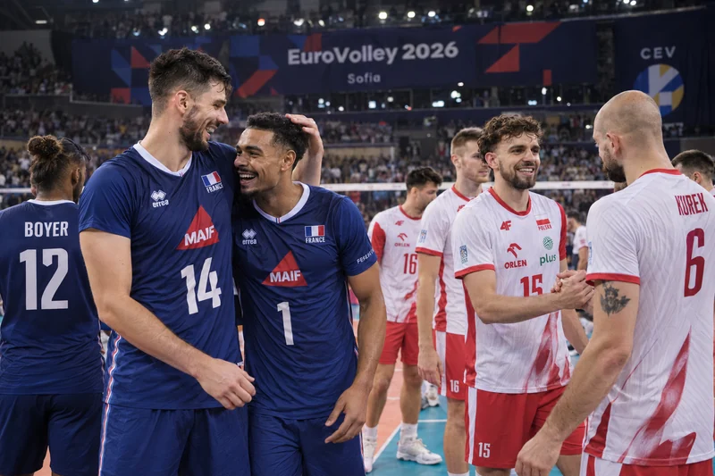 Illustrazione editoriale IA contestuale con giocatori reali di Francia e Polonia dopo i quarti di EuroVolley 2026; scena non documentaria.