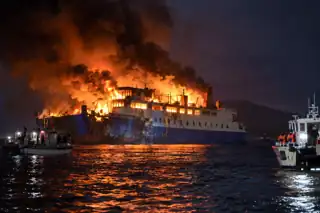 Scena editoriale fotorealistica generata con IA di un traghetto in fiamme di notte nelle acque filippine, senza persone ferite visibili
