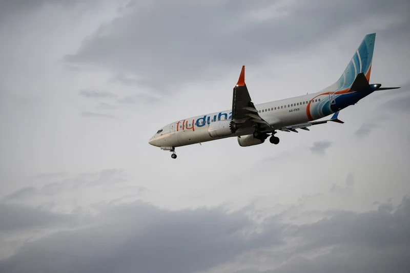 Illustrazione editoriale IA di un aereo flydubai in volo; scena non documentaria dell’incidente.