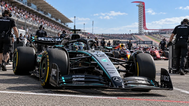 Monoposto di Formula 1 schierate sulla griglia del Circuit of the Americas, illustrazione editoriale generata con IA