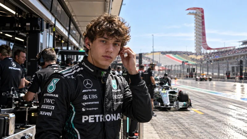 Somiglianza sintetica editoriale di Andrea Kimi Antonelli nel paddock di Austin; immagine non documentaria.