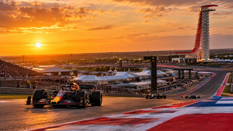 Illustrazione editoriale IA del Circuit of The Americas di Austin con monoposto e torre panoramica.