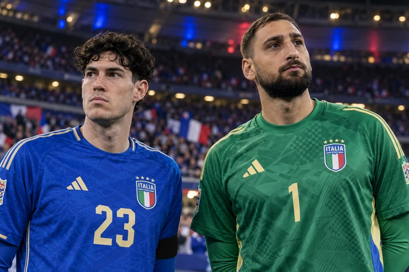 Illustrazione IA di Alessandro Bastoni e Gianluigi Donnarumma in divisa azzurra allo stadio.