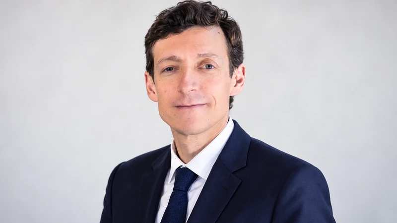Ritratto editoriale neutrale isolato del ministro francese Édouard Geffray; somiglianza sintetica IA, non fotografia documentaria.