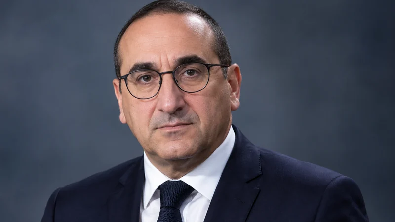 Ritratto editoriale IA neutrale di Laurent Nuñez, ministro dell’Interno francese, senza rappresentazione degli scontri.