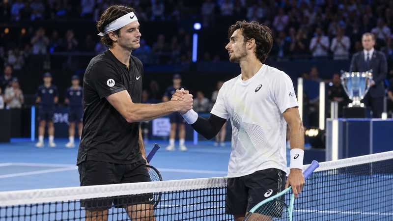 Taylor Fritz e Lorenzo Musetti si stringono la mano a rete dopo una finale indoor, illustrazione editoriale generata con IA