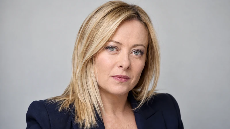 Ritratto editoriale neutrale e isolato di Giorgia Meloni; somiglianza sintetica non documentaria per una notizia legata al gas russo e alla guerra. Generato con IA.