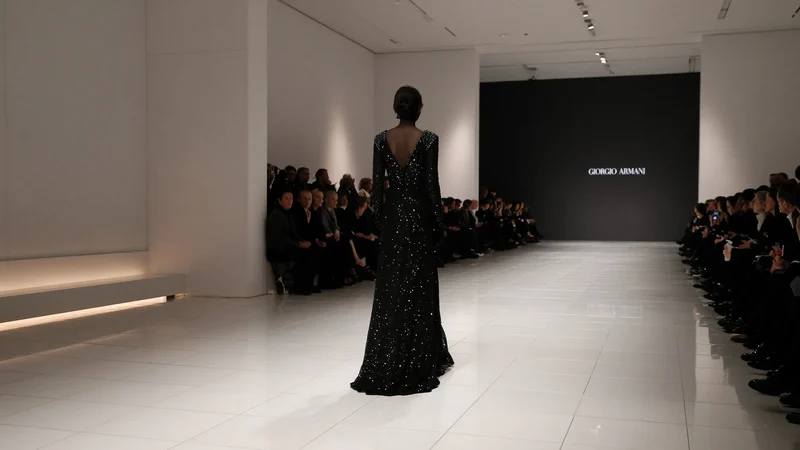 Passerella Milano Fashion Week abito nero paillettes; illustrazione editoriale IA non documentaria.