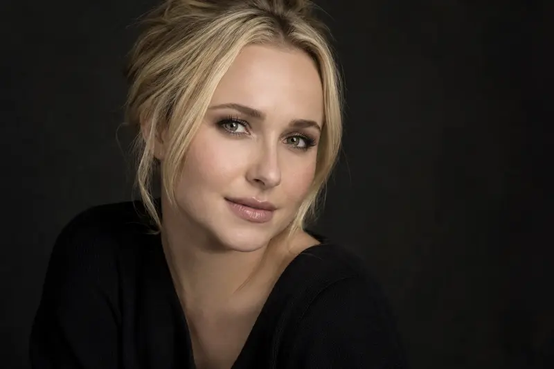 Ritratto editoriale sintetico e neutrale di Hayden Panettiere; non è una fotografia documentaria.