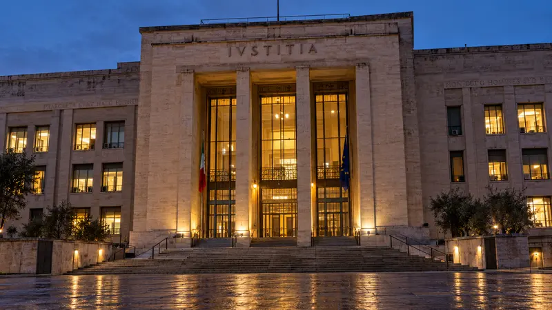 Ingresso sobrio di un palazzo di giustizia italiano, senza persone riconoscibili