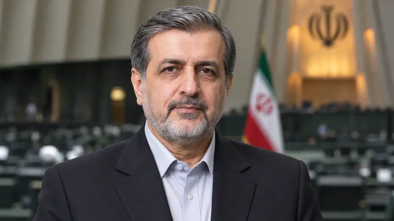Ritratto editoriale neutrale generato con IA di Mehrdad Akhlaghi Ketabchi in ambiente istituzionale; non è una fotografia documentaria.