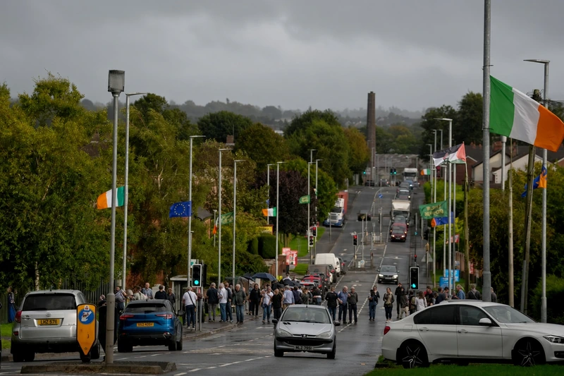 Residenti in strada sulla Garvaghy Road a Portadown con bandiere irlandesi; illustrazione IA fotorealistica non documentaria.