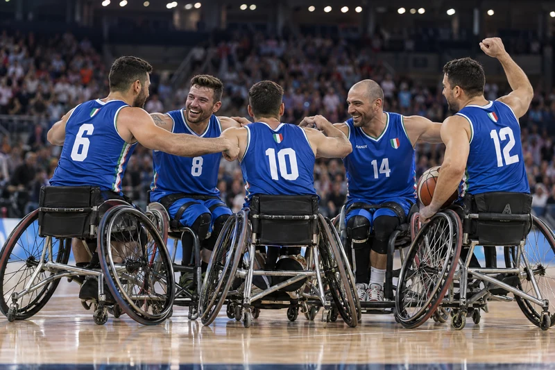 Scena editoriale contestuale generata con IA: cinque atleti della Nazionale italiana di basket in carrozzina celebrano insieme su un campo coperto