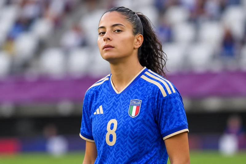 Illustrazione IA di una calciatrice della Nazionale italiana Under 20 con la divisa azzurra, basata sul riferimento FIGC.